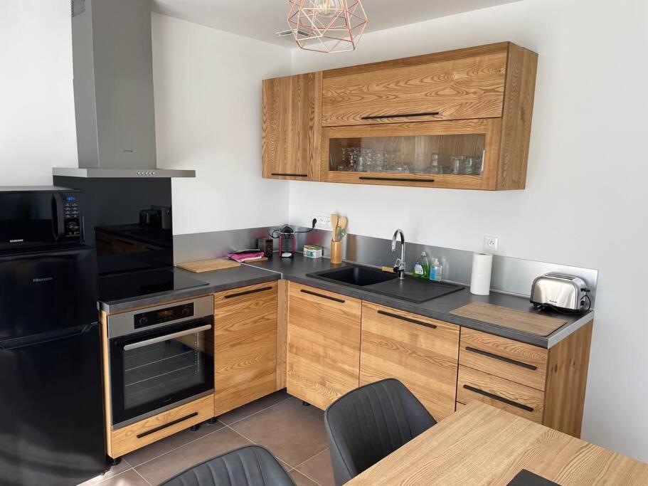 Maison Fleurs De Lys, Climatisee, Wifi Et Parking Privee Gratuit, Lave-Linge, Vernon Giverny Экстерьер фото